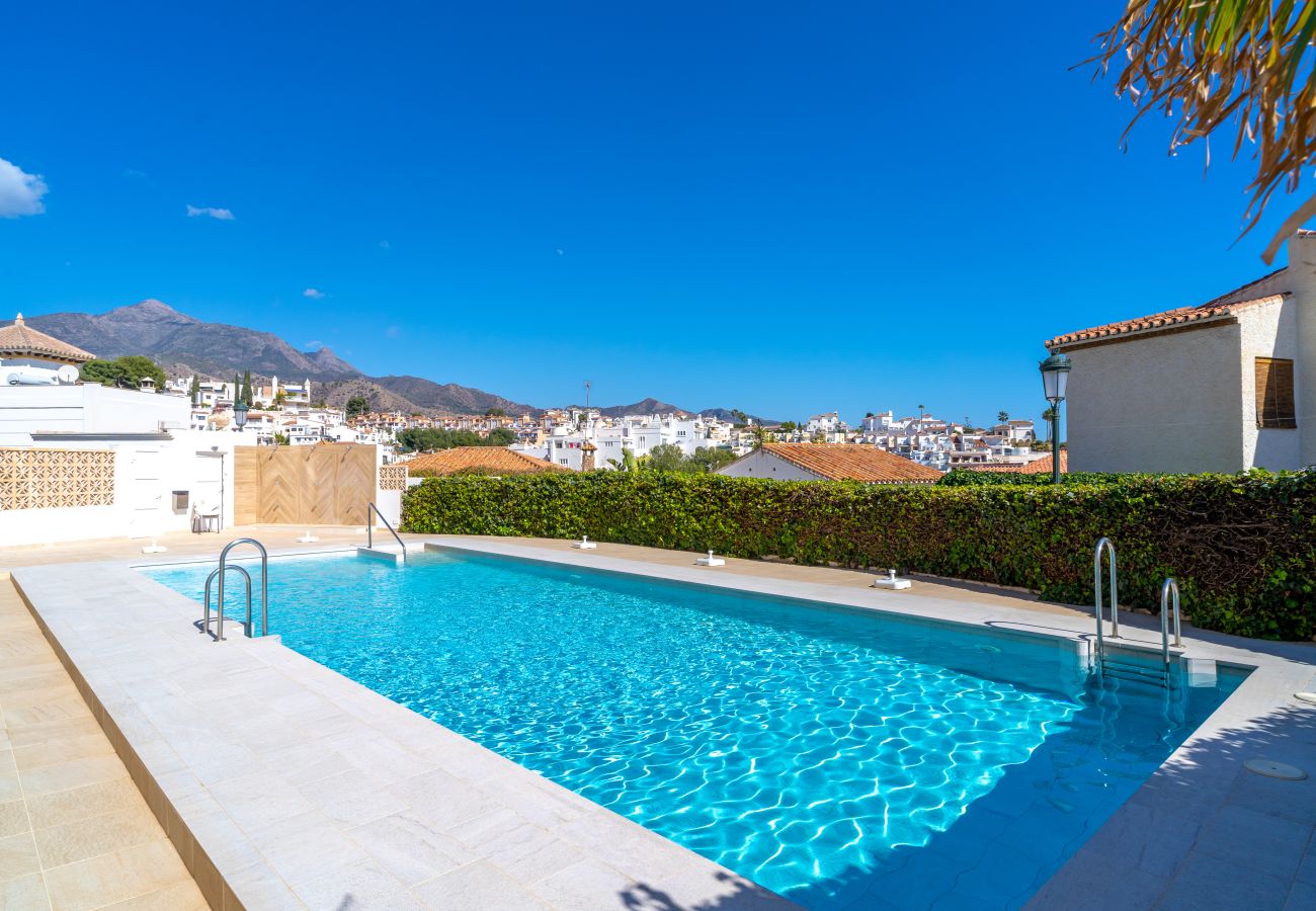 Piscina all'aperto con acqua cristallina al Miami 44 Seaview Apartment di Nerja, perfetto per una vacanza rilassante